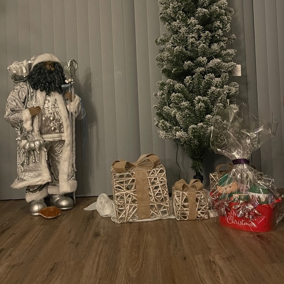 SOLD‼️Holiday Gift Baskets - Picture 2 of 7